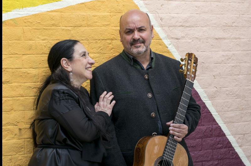 Arturo Zeballos junto a la cantora Mónica Younis