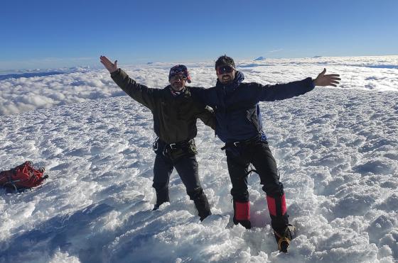 Coronaron el Chimborazo- Raimundo Nus en la cima junto a Pedro Iñiguez