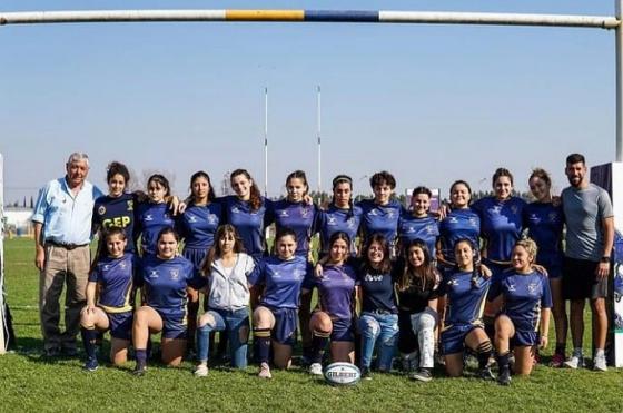 El plantel juvenil de Gimnasia que logró el primer puesto luego de vencer a Los Caranchos y Casilda