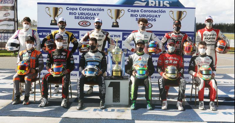 Domenech (arriba a la derecha) junto a los otros 11 pilotos que pelearn por el título 