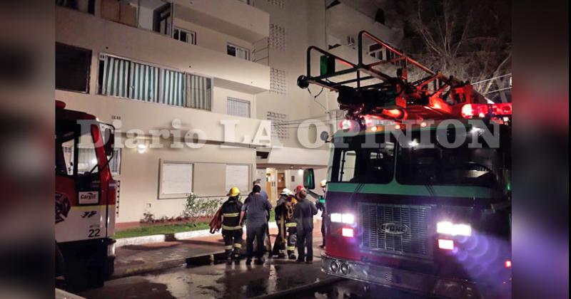 Los Bomberos y Same junto a la Policía pudieron evitar males mayores en el incendio de Mustaabski al 504