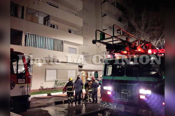 Los Bomberos y Same junto a la Policía pudieron evitar males mayores en el incendio de Mustaabski al 504