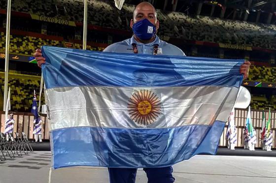 Pablo Giménez con la Bandera durante la ceremonia inaugural de los Paralímpicos Tokio 2020