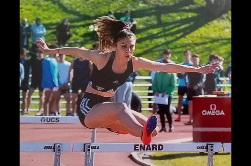 Lucía Zurdo en acción en su prueba favorita 100 metros con vallas