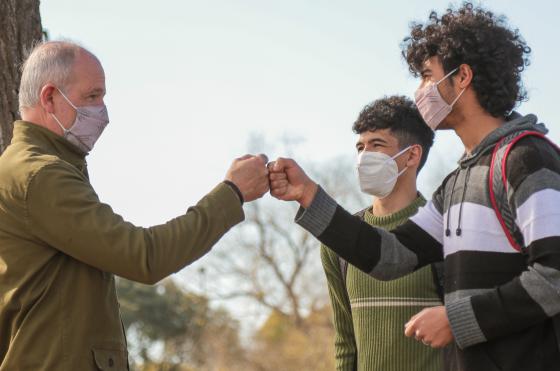 Ignacio Maiztegui en una de las actividades de campaña en este caso con jóvenes