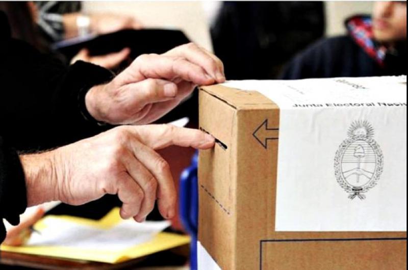 El votante exhibir el DNI apoyndolo en la mesa y evitar cerrar el sobre el sobre con saliva metiendo la solapa en su interior