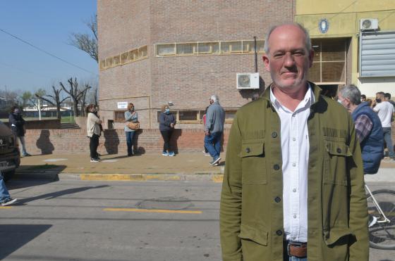 Ignacio Maiztegui minutos antes de sufragar en la Escuela de Educación Primaria Nº 53