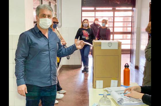 Javier Martínez al momento de emitir su voto en la Escuela Nº 2