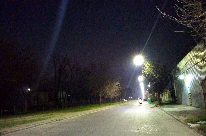 La colocación de la luminaria LED se lleva adelante en varias zonas de la ciudad 