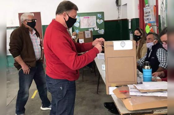 El primer candidato a concejal de Unión por Todos votando el domingo en la Escuela Nº 16