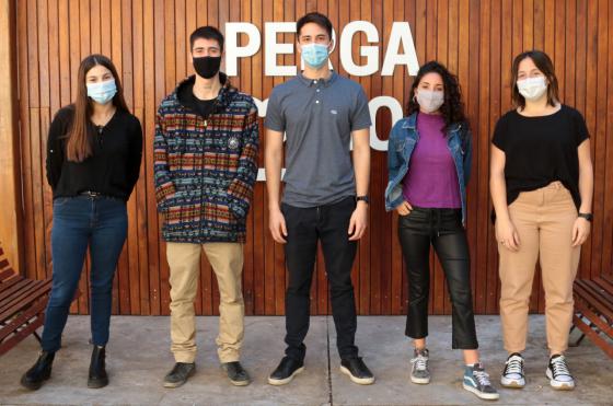 Los jóvenes que trabajan en la organización de las actividades apelan en una diversión segura y con protocolos