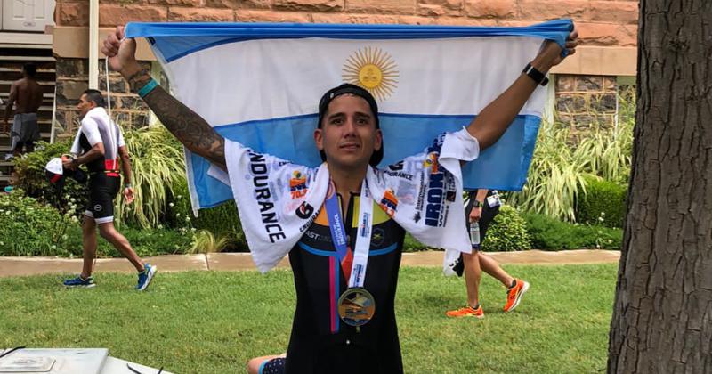 Juan Martín Digilio con la bandera argentina y la medalla de finisher del Mundial Ironman 703