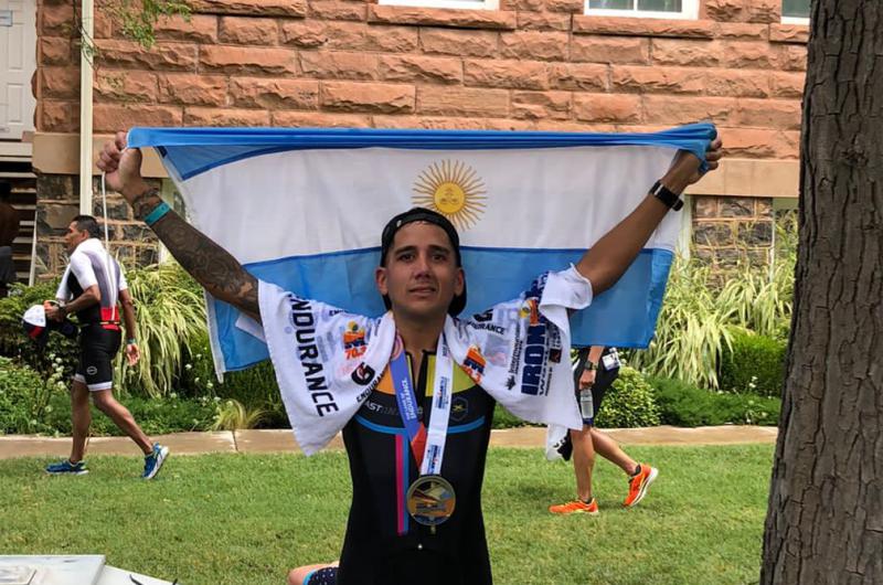 Juan Martín Digilio con la bandera argentina y la medalla de finisher del Mundial Ironman 703