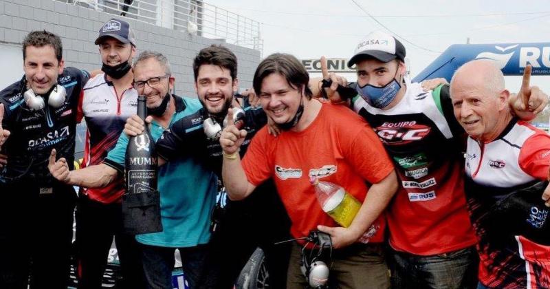 Los integrantes del MG-C Pergamino celebran el tercer triunfo de la temporada