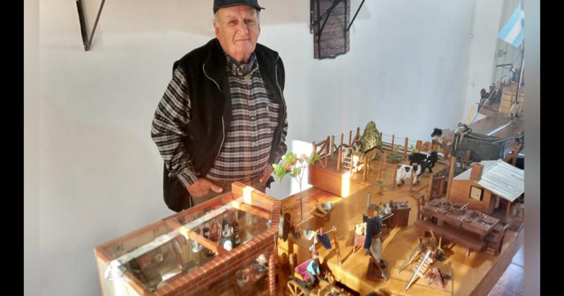 Rubén exhibe con orgullo sus maquetas esas creaciones que recrean parte de la historia de Acevedo