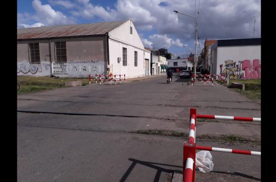 En la mayoría de los cruces ferroviarios no hay barreras y los automovilistas se confían al pasar por esas zonas