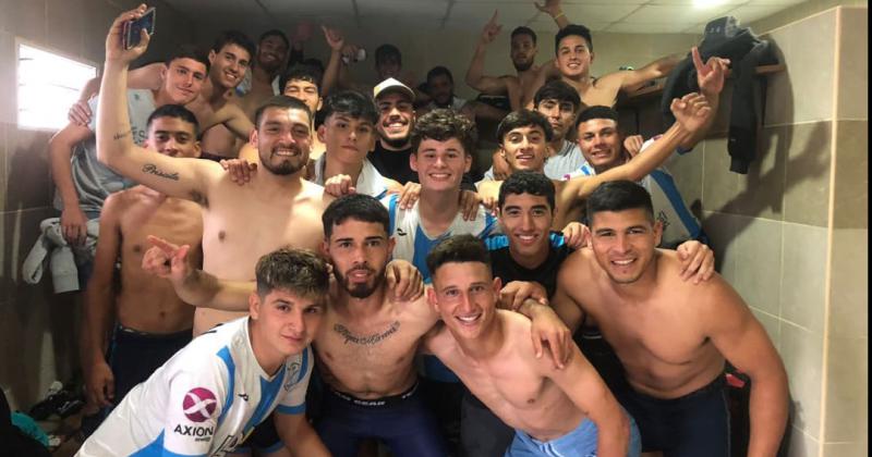 El plantel de Argentino celebró la clasificación tras eliminar a Alfonzo