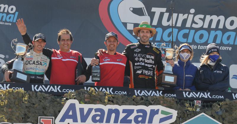 El equipo MG-C Pergamino festejó en el podio junto a los pilotos Leonel Pernía y Jonatan Castellano