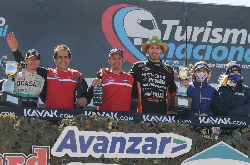El equipo MG-C Pergamino festejó en el podio junto a los pilotos Leonel Pernía y Jonatan Castellano