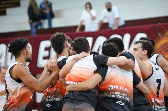 Los jugadores de Pergamino Bsquet festejan el ajustado triunfo frente a Rocamora