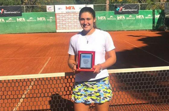 La pergaminense Julia Riera con el trofeo que recibió luego de ganar su segundo título consecutivo en Antalya