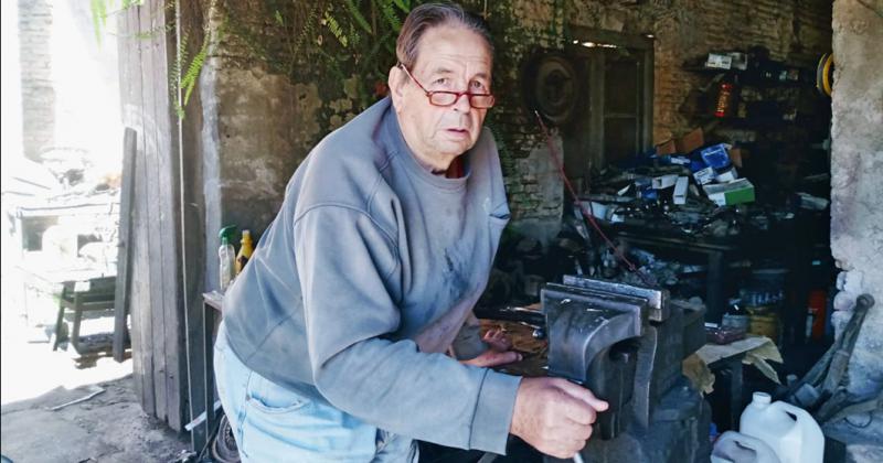 Francisco Eduardo Rodríguez en su taller mecnico can la pasión del primer día