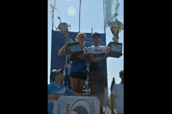 Guillermina Reynoso y Matías Velzquez en la premiación del 18º Medio Maratón Pergamino