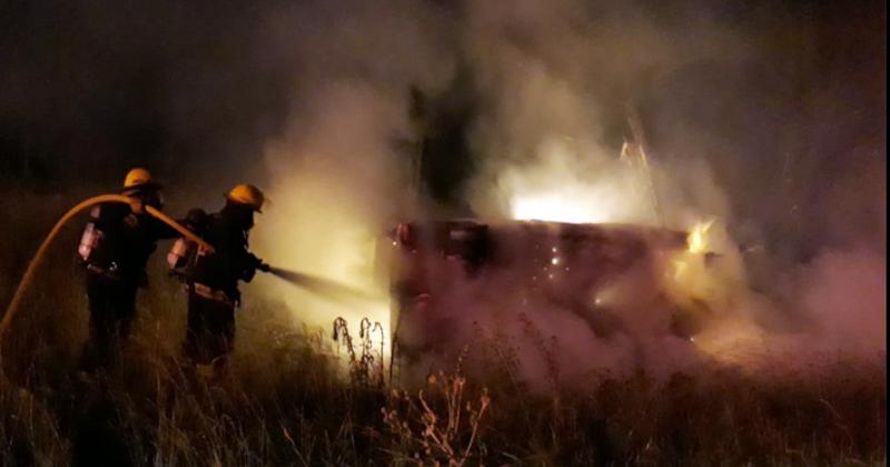 El fuerte golpe e incendio terminaron destruyendo al vehículo siniestrado