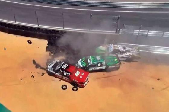 Mauricio Selva (Nº 112) se despistó donde instantes antes también se habían salido de pista Javier Jack (Nº 66) y Mario Ferrando (Nº 18)