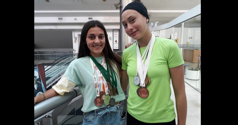 Las atletas Lucía Zurdo y Denise Vega visitaron la redacción con las medallas logradas durante 2021 