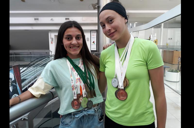 Las atletas Lucía Zurdo y Denise Vega visitaron la redacción con las medallas logradas durante 2021 