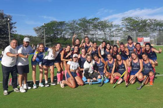 El plantel y el cuerpo técnico de Viaja celebran el subcampeonato logrado este miércoles