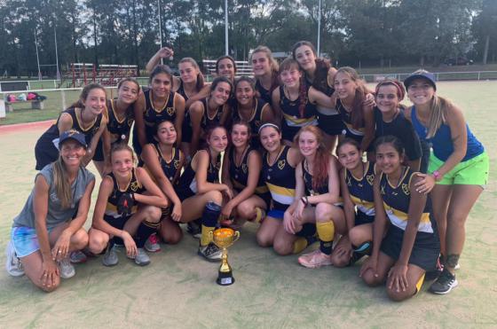 El plantel y el cuerpo técnico del Lobo con el trofeo por el subcampeonato