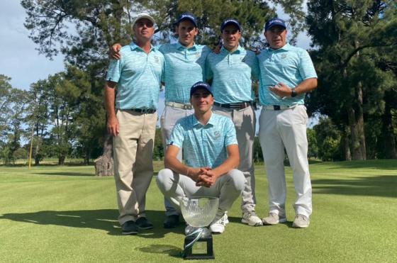 El equipo de Sirio Libanés con el trofeo de campeón del Interclubes de Fenoba