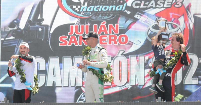Alfonso Domenech celebra en el podio junto a su hijo Fue tercero en la última final del año de la Clase 3 del TN  
