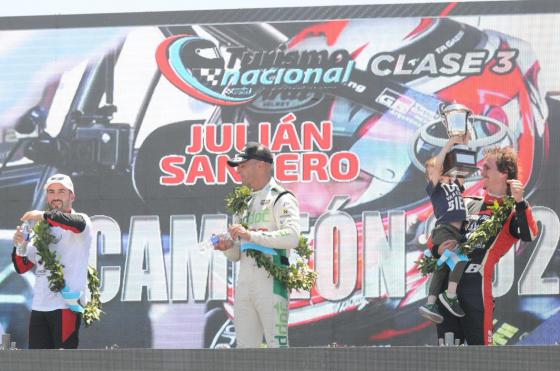Alfonso Domenech celebra en el podio junto a su hijo Fue tercero en la última final del año de la Clase 3 del TN  