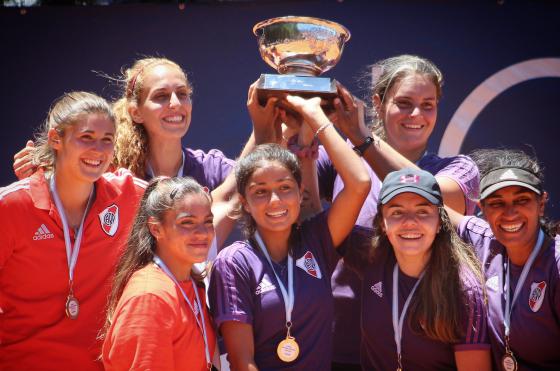 Julia Riera (izquierda) celebra con sus compañeras de equipo la obtención del Interclubes 2021