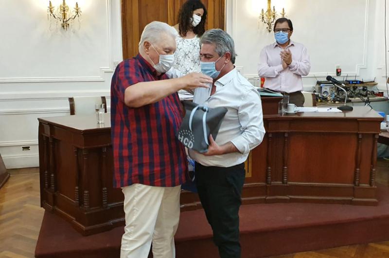 Luis Nardi recibió un obsequio del intendente Javier Martínez