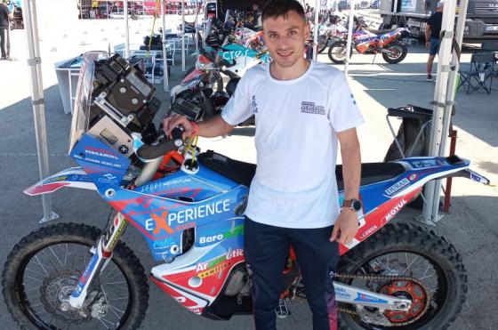 Joaquín Debeljuh Taruselli junto a la KTM 450 Rally Réplica con la que mañana iniciar el Dakar 2022