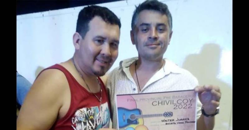 Walter Jurez ostenta el certificado que lo acredita como ganador en Chivilcoy del Pre Baradero