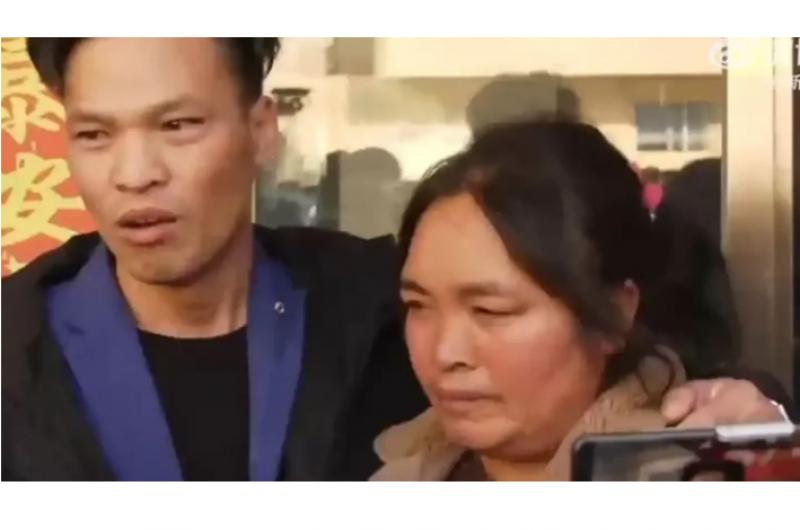 Li Jingwei y su madre tras el reencuentro 