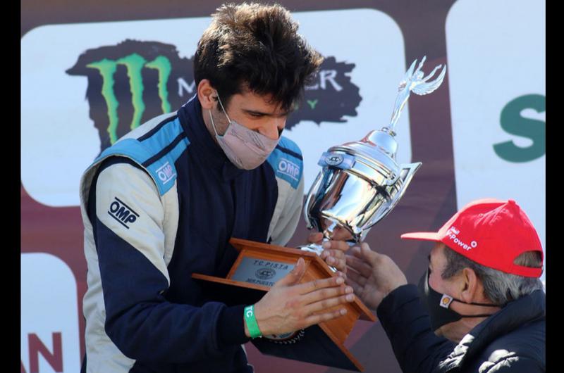 José Rasuk recibiendo su trofeo en el podio en San Luis donde al mando del Dodge del Coiro Dole Racing consiguió su mejor resultado en el TC Pista  