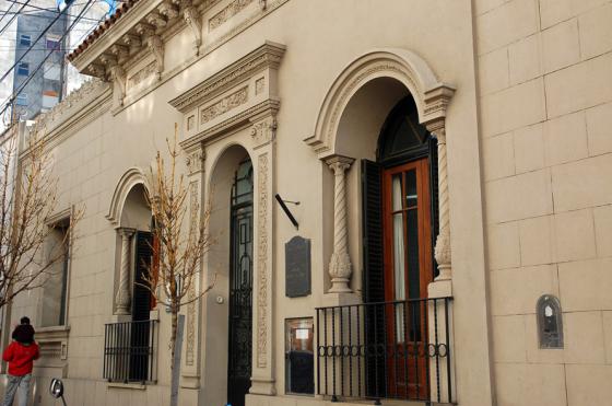 La vieja Escuela Municipal de Bellas Artes en calle San Martín 621