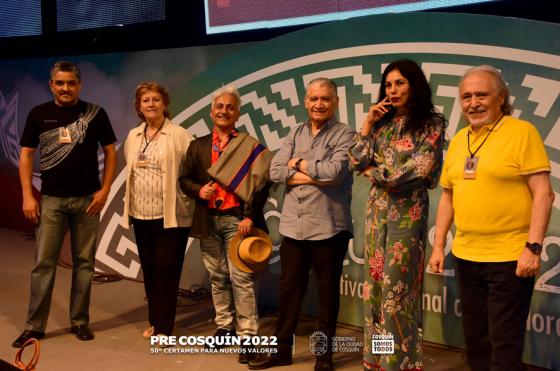 En el escenario Martínez (primero de la izquierda) junto al resto del jurado