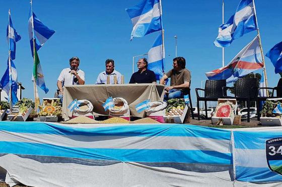 Jorge Chemes (CRA) Nicols Pino (SRA) Carlos Achetoni (Federación Agraria) y Lucas Magnano (Coninagro) en la asamblea de Armstrong 