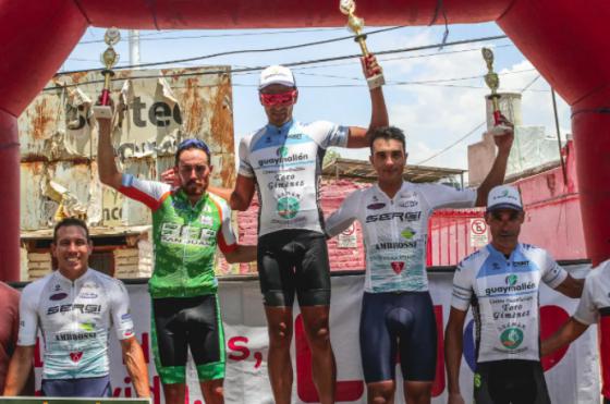 Marcos León Rodríguez (segundo desde la izquierda) en el podio de la competencia disputada en El Algarrobal