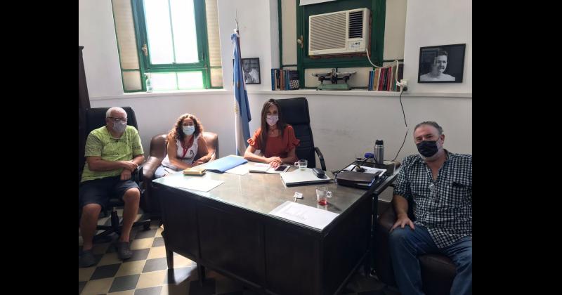 Jorge García y Cintia Fabbri del equipo en Genómica reunidos con Marita Conti y Walter Martínez