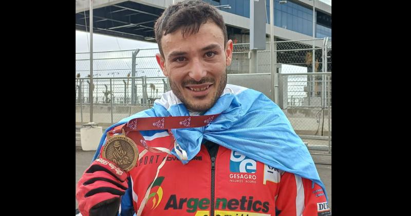 Joaquín Debeljuh con su medalla luego de completar el Dakar 2022 y cumplir su sueño