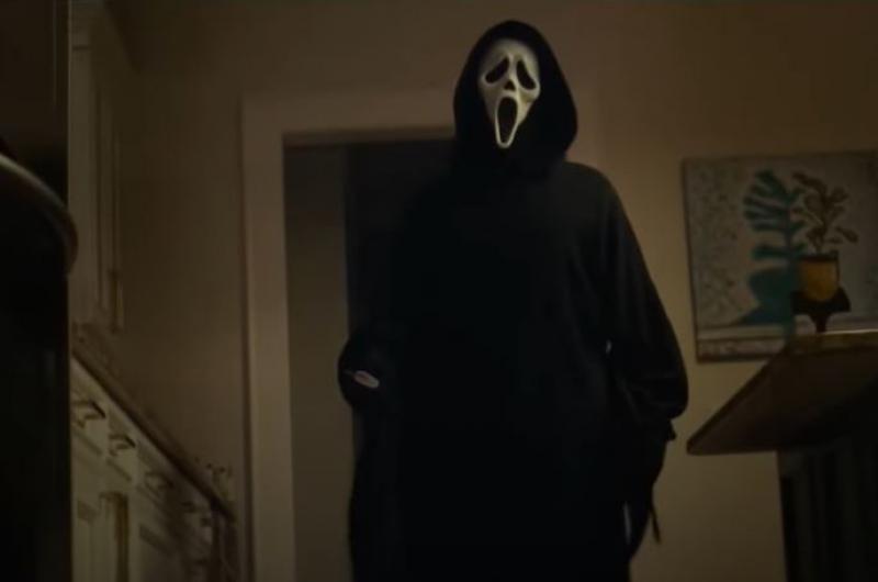En Scream 5 un nuevo asesino se pone la mscara de Ghostface y comienza a apuntar a un grupo de adolescentes
