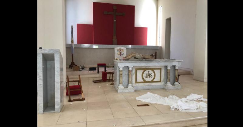 El altar destrozado de la parroquia de San Anselmo